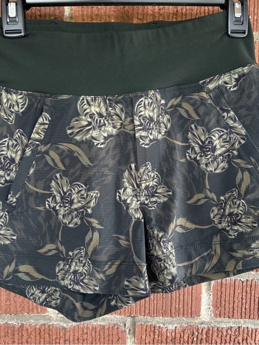 Athleta Sz 0 Trekkie North Printed Shorts Green Floral Zip Pockets Gym Outdoors